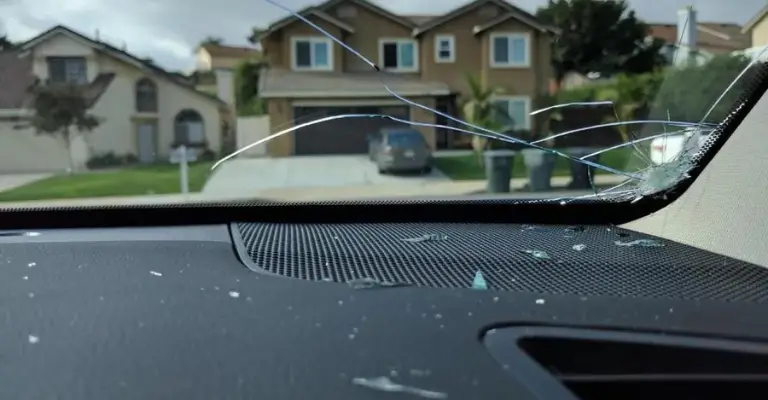 example-of-a-windshield-with-an-edge-crack